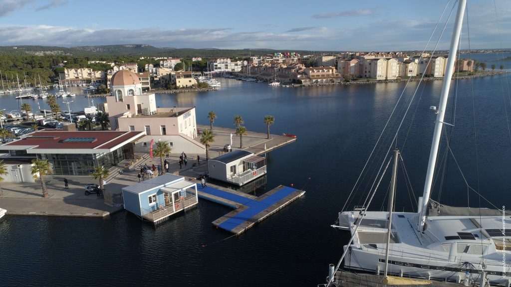 Le lodgeboat Aquatop dans le port de Gruissan