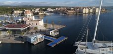 Le lodgeboat Aquatop dans le port de Gruissan