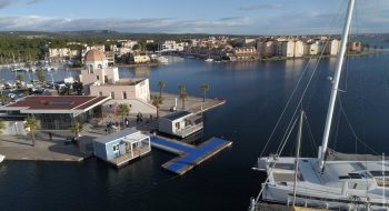 Le lodgeboat Aquatop dans le port de Gruissan