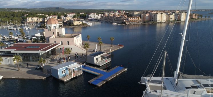 Le lodgeboat Aquatop dans le port de Gruissan